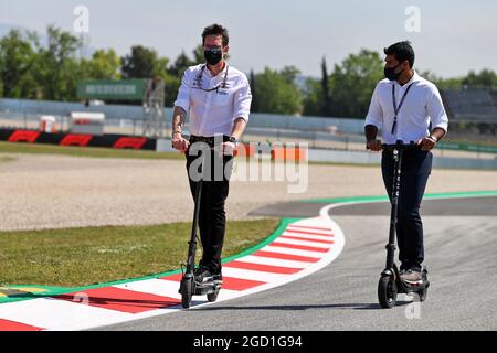 (L bis R): Andrew Shovlin (GBR) Mercedes AMG F1 Trackside Engineering Director mit Karun Chandhok (IND) Sky Sports F1 Presenter. Großer Preis von Spanien, Donnerstag, 6. Mai 2021. Barcelona, Spanien. Stockfoto