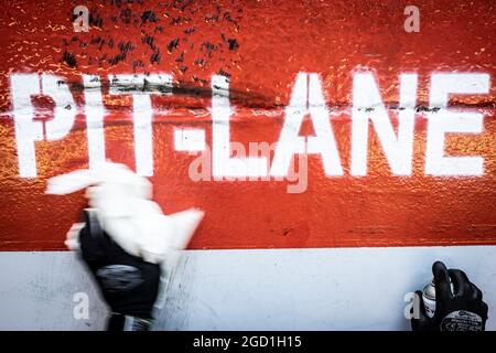 Circuit Atmosphere - Williams Racing Boxengasse von einem Mechaniker gereinigt. Großer Preis von Spanien, Samstag, 8. Mai 2021. Barcelona, Spanien. Stockfoto