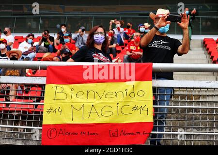 Atmosphäre auf der Rennstrecke - Fans des Fernando Alonso (ESP) Alpine F1 Teams. Großer Preis von Spanien, Sonntag, 9. Mai 2021. Barcelona, Spanien. Stockfoto