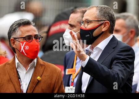 (L bis R): Ramon Tremosa (ESP), katalanischer Minister für Wirtschaft und Wissen und Präsident des Circuit de Barcelona-Catalunya, am Start mit Stefano Domenicali (ITA), Formel-1-Präsident und CEO. Großer Preis von Spanien, Sonntag, 9. Mai 2021. Barcelona, Spanien. Stockfoto