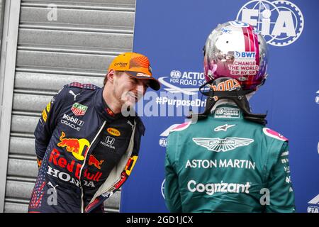 Max Verstappen (NLD) Red Bull Racing im Qualifying Parc Ferme mit Sebastian Vettel (GER) Aston Martin F1 Team. Großer Preis von Monaco, Samstag, 22. Mai 2021. Monte Carlo, Monaco. Stockfoto