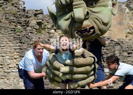 Abbey Wood, London, Großbritannien. August 2021. „Our Teacher's a Troll“ verwandelt die Ruinen der Abtei von Lesnes in ein Open-Air-Theater. Our Teacher's a Troll von Tony der preisgekrönte Schriftsteller Dennis Kelly (Matilda the Musical) verwandelt die atemberaubenden Ruinen der Abtei von Lesnes in diesem Sommer in ein Open-Air-Theater. Zwei fürchterliche Zwillinge, Sean und Holly, mit einem Talent für Aufruhr, beherrschen ihre Schule mit Terror und Tyrannei - bis zur Ankunft eines neuen Lehrers mit schuppiger Haut, knarrigen Reißzähne und einem spitzen Schwanz. Quelle: Phil Robinson/Alamy Live News Stockfoto