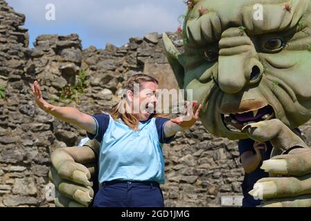 Abbey Wood, London, Großbritannien. August 2021. „Our Teacher's a Troll“ verwandelt die Ruinen der Abtei von Lesnes in ein Open-Air-Theater. Our Teacher's a Troll von Tony der preisgekrönte Schriftsteller Dennis Kelly (Matilda the Musical) verwandelt die atemberaubenden Ruinen der Abtei von Lesnes in diesem Sommer in ein Open-Air-Theater. Zwei fürchterliche Zwillinge, Sean und Holly, mit einem Talent für Aufruhr, beherrschen ihre Schule mit Terror und Tyrannei - bis zur Ankunft eines neuen Lehrers mit schuppiger Haut, knarrigen Reißzähne und einem spitzen Schwanz. Quelle: Phil Robinson/Alamy Live News Stockfoto