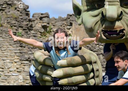 Abbey Wood, London, Großbritannien. August 2021. „Our Teacher's a Troll“ verwandelt die Ruinen der Abtei von Lesnes in ein Open-Air-Theater. Our Teacher's a Troll von Tony der preisgekrönte Schriftsteller Dennis Kelly (Matilda the Musical) verwandelt die atemberaubenden Ruinen der Abtei von Lesnes in diesem Sommer in ein Open-Air-Theater. Zwei fürchterliche Zwillinge, Sean und Holly, mit einem Talent für Aufruhr, beherrschen ihre Schule mit Terror und Tyrannei - bis zur Ankunft eines neuen Lehrers mit schuppiger Haut, knarrigen Reißzähne und einem spitzen Schwanz. Quelle: Phil Robinson/Alamy Live News Stockfoto