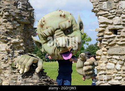 Abbey Wood, London, Großbritannien. August 2021. „Our Teacher's a Troll“ verwandelt die Ruinen der Abtei von Lesnes in ein Open-Air-Theater. Our Teacher's a Troll von Tony der preisgekrönte Schriftsteller Dennis Kelly (Matilda the Musical) verwandelt die atemberaubenden Ruinen der Abtei von Lesnes in diesem Sommer in ein Open-Air-Theater. Zwei fürchterliche Zwillinge, Sean und Holly, mit einem Talent für Aufruhr, beherrschen ihre Schule mit Terror und Tyrannei - bis zur Ankunft eines neuen Lehrers mit schuppiger Haut, knarrigen Reißzähne und einem spitzen Schwanz. Quelle: Phil Robinson/Alamy Live News Stockfoto