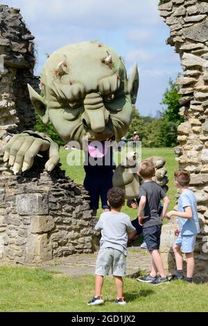 Abbey Wood, London, Großbritannien. August 2021. „Our Teacher's a Troll“ verwandelt die Ruinen der Abtei von Lesnes in ein Open-Air-Theater. Our Teacher's a Troll von Tony der preisgekrönte Schriftsteller Dennis Kelly (Matilda the Musical) verwandelt die atemberaubenden Ruinen der Abtei von Lesnes in diesem Sommer in ein Open-Air-Theater. Zwei fürchterliche Zwillinge, Sean und Holly, mit einem Talent für Aufruhr, beherrschen ihre Schule mit Terror und Tyrannei - bis zur Ankunft eines neuen Lehrers mit schuppiger Haut, knarrigen Reißzähne und einem spitzen Schwanz. Quelle: Phil Robinson/Alamy Live News Stockfoto