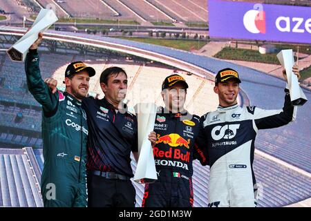 Das Podium (L bis R): Sebastian Vettel (GER) Aston Martin F1 Team; Zweiter; Pierre Wache (FRA) Red Bull Racing Technical Director; Sergio Perez (MEX) Red Bull Racing, Rennsieger; Pierre Gasly (FRA) AlphaTauri, Dritter. Stockfoto