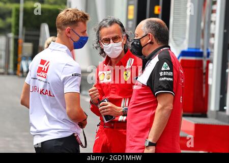 (L bis R): Mick Schumacher (GER) Haas F1 Team mit Laurent Mekies (FRA) Ferrari Sporting Director und Frederic Vasseur (FRA) Alfa Romeo Racing Team Principal. Großer Preis von Frankreich, Donnerstag, 17. Juni 2021. Paul Ricard, Frankreich. Stockfoto