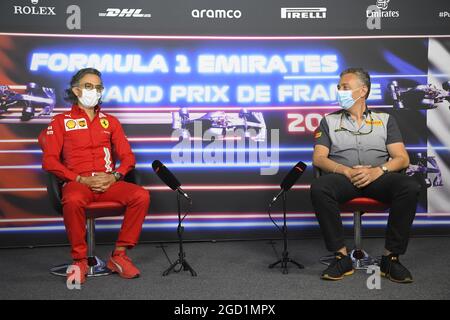 (L bis R): Laurent Mekies (FRA) Ferrari Sporting Director und Mario Isola (ITA) Pirelli Racing Manager bei der FIA Pressekonferenz. Großer Preis von Frankreich, Freitag, 18. Juni 2021. Paul Ricard, Frankreich. FIA Pool-Bild nur zur redaktionellen Verwendung Stockfoto