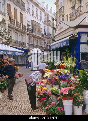 Floristin an der Plaza de Las Flores, Cadaz, Andalusien, Spanien Stockfoto