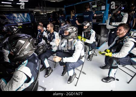 Williams Racing Mechaniker beobachten das Rennen. Großer Preis von Frankreich, Sonntag, 20. Juni 2021. Paul Ricard, Frankreich. Stockfoto