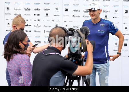 George Russell (GBR) Williams Racing mit Laura Winter (GBR) F1-Moderatorin. Steiermark Grand Prix, Freitag, 25. Juni 2021. Spielberg, Österreich. Stockfoto