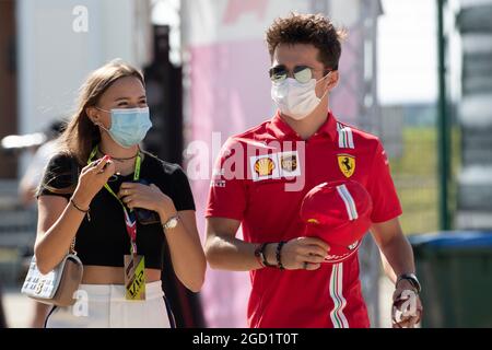 Charles Leclerc (MON) Ferrari mit seiner Freundin Charlotte Sine (MON). Großer Preis von Großbritannien, Samstag, 17. Juli 2021. Silverstone, England. Stockfoto