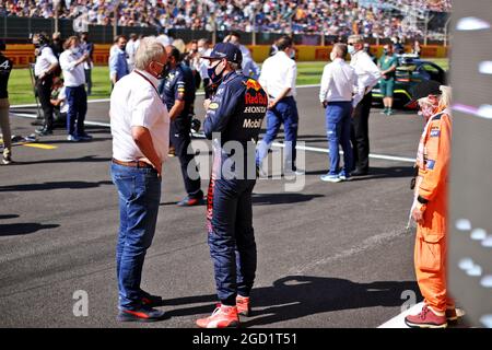 (L bis R): Dr. Helmut Marko (AUT) Red Bull Motorsport Consultant und Max Verstappen (NLD) Red Bull Racing am Start. Großer Preis von Großbritannien, Samstag, 17. Juli 2021. Silverstone, England. Stockfoto