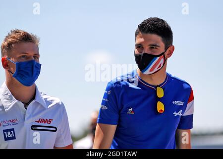 (L bis R): Mick Schumacher (GER) Haas F1 Team und Esteban Ocon (FRA) Alpine F1 Team. Großer Preis von Großbritannien, Sonntag, 18. Juli 2021. Silverstone, England. Stockfoto