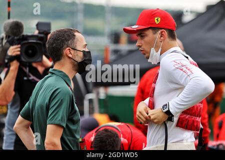 Charles Leclerc (MON) Ferrari am Start mit Nicolas Todt (FRA) Driver Manager. Großer Preis von Ungarn, Sonntag, 1. August 2021. Budapest, Ungarn. Stockfoto