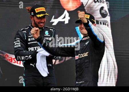 Rennsieger Esteban Ocon (FRA) Alpine F1 Team feiert auf dem Podium. Großer Preis von Ungarn, Sonntag, 1. August 2021. Budapest, Ungarn. Stockfoto