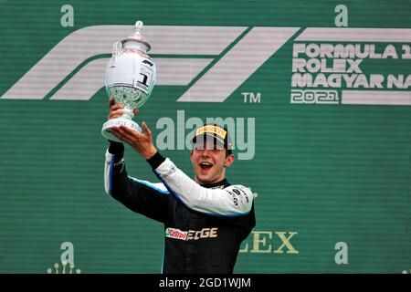 Rennsieger Esteban Ocon (FRA) Alpine F1 Team feiert auf dem Podium. Großer Preis von Ungarn, Sonntag, 1. August 2021. Budapest, Ungarn. Stockfoto