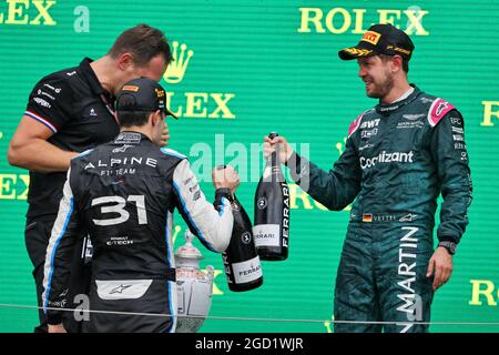 Rennsieger Esteban Ocon (FRA) Alpine F1 Team feiert mit Marcin Budkowski (POL) Alpine F1 Team Executive Director und Sebastian Vettel (GER) Aston Martin F1 Team auf dem Podium. Großer Preis von Ungarn, Sonntag, 1. August 2021. Budapest, Ungarn. Stockfoto