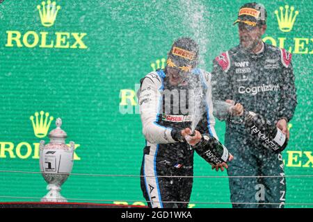 Rennsieger Esteban Ocon (FRA) Alpine F1 Team feiert mit dem zweitplatzierten Sebastian Vettel (GER) Aston Martin F1 Team auf dem Podium. Großer Preis von Ungarn, Sonntag, 1. August 2021. Budapest, Ungarn. Stockfoto