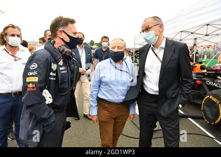 (L bis R): Christian Horner (GBR) Red Bull Racing Team Principal am Start mit Jean Todt (FRA) FIA President und Stefano Domenicali (ITA) Formula One President und CEO. Großer Preis von Ungarn, Sonntag, 1. August 2021. Budapest, Ungarn. FIA Pool-Bild nur zur redaktionellen Verwendung Stockfoto