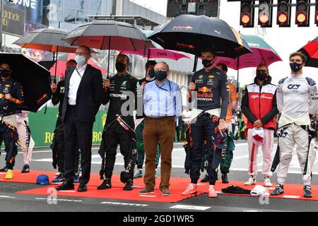 (L bis R): Stefano Domenicali (ITA) Formel-1-Präsident und CEO am Start mit Lewis Hamilton (GBR) Mercedes AMG F1, Jean Todt (FRA) FIA-Präsident und Max Verstappen (NLD) Red Bull Racing. Großer Preis von Ungarn, Sonntag, 1. August 2021. Budapest, Ungarn. FIA Pool-Bild nur zur redaktionellen Verwendung Stockfoto