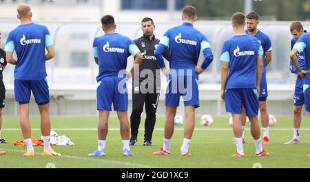 Schalke, Deutschland. 10. Aug, 2021. firo: 10.08.2021, Fuvuball, Saison 2021/2022, 2. Bundesliga FC Schalke 04 Trainingstrainer DIMITRIOS GRAMMOZIS Gesture Credit: dpa/Alamy Live News Stockfoto