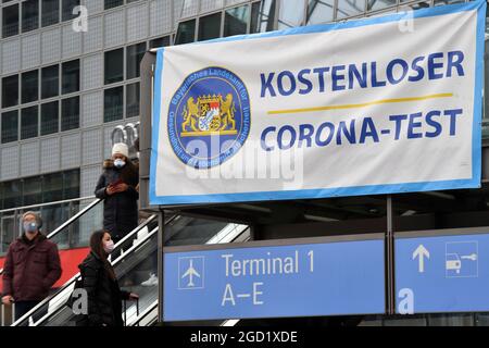 Ab dem 11. Oktober werden Corona-Tests in Zeiten der Corona-Pandemie gebührenpflichtig für themenbezogene Bilderreisen sein. KOSTENLOSER CORONA-TEST am 6. Dezember 2020 am Flughafen München Stockfoto