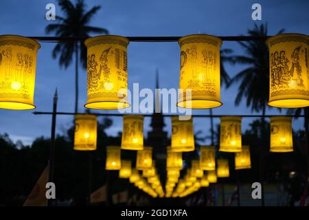 Eine Reihe traditioneller, altmodischer Laternen über dem Eingang zum buddhistischen Tempel in Thailand Stockfoto
