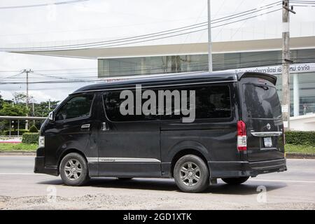 Chiangmai, Thailand -Juli 17 2021: Privater Toyota Ventury van. Auf der Straße Nr. 1001, 8 km vom Geschäftsviertel Chiangmai entfernt. Stockfoto