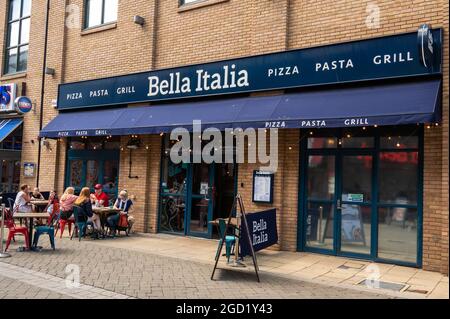 Blick auf das Restaurant Bella Italia im Riverside Complex mit Leuten, die an einem sonnigen Tag draußen sitzen und essen Stockfoto