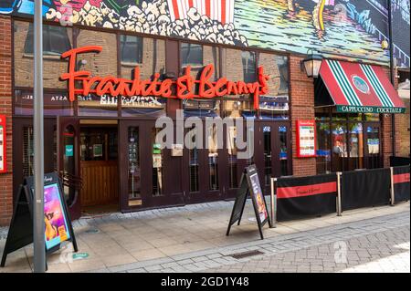 Eingang zur Bar und zum Restaurant Frankies and Bennys im Riverside Leisure Complex Stockfoto