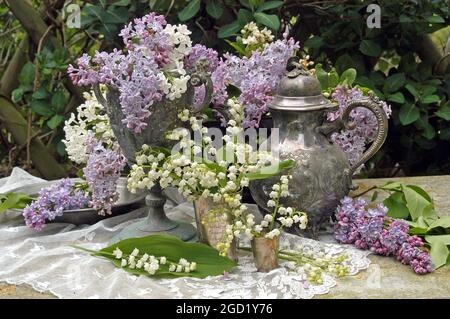 botany, syringa und convallaria leben noch in Zinn- und Silberbehältern auf Spitze auf einem Marmortisch, zusätzliche-RIGHTS-CLEARANCE-INFO-NOT-AVAILABLE Stockfoto