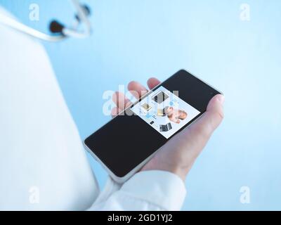 Der Arzt zeigt in der Handy-App ein Hologramm der Person und der inneren Organe. Foto und 3d Rendering Neurologie Stockfoto