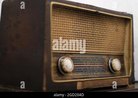 Altes Radio, ein Transistor, aus der analogen Vergangenheit Stockfoto