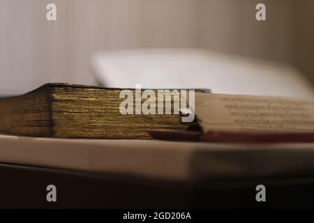 Seiten des alten Manuskripts von Siam, wahrscheinlich mit Old Khmer Sprache, aus Palmblatt gemacht Stockfoto