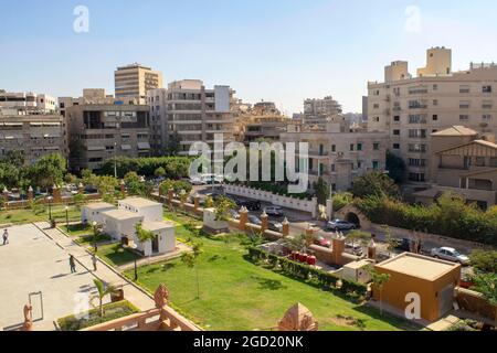 Kairo - Ägypten - 06. Oktober 2020: Misr al Gadida, Al Montaza, schöne Stadtübersicht vom Baron Empain Palastdach mit Menschen während des Tages. Stockfoto