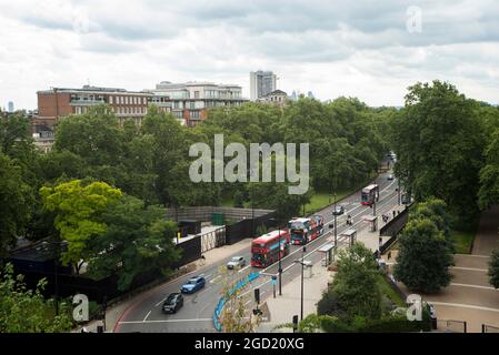 Park Lane vom Mound in Marble Arch, London, Großbritannien. Neues Straßenlayout mit einer Fahrradautobahn auf einer Spur. Berühmt, Geldverschwendung, Wahrzeichen Stockfoto