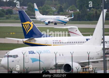 Boeing 737 4Q8 von ASL Airlines France, Billigfluglinie Ryanair Flugzeuge Boeing 737-800 und Boeing 737 81M von Enter Air in Danzig, Polen. Mai 20 Stockfoto