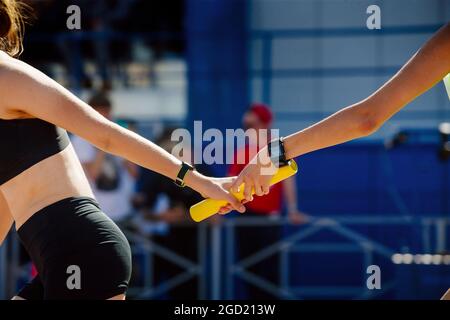 Junge Frauen führen Rennen um den Leichtathletik-Wettbewerb Stockfoto