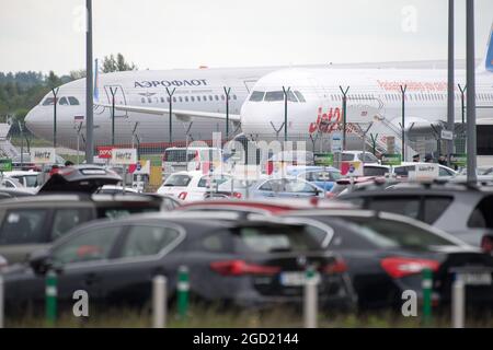 Airbus A330 343 von Aeroflot und Boeing 737-8MG Low Cost Jet2.com Airlines in Danzig, Polen. 26. Mai 2021 © Wojciech Strozyk / Alamy Stock Photo *** Stockfoto