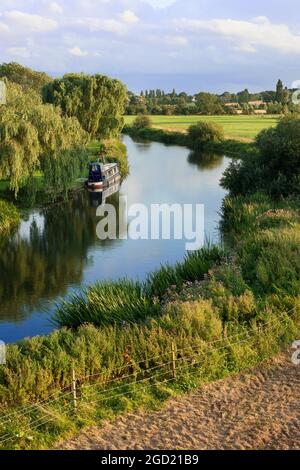 Schöner Still River, der sich durch die Landschaft von Cambridgshire schlängelt Stockfoto