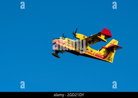 UN CANADAIR CL-415 GR DE LA SECURITE CIVILE EN VOL Stockfoto