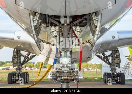 Vorderansicht des Flugzeugs – Haupt- und Vorderradaufsatz mit Beleuchtung Stockfoto