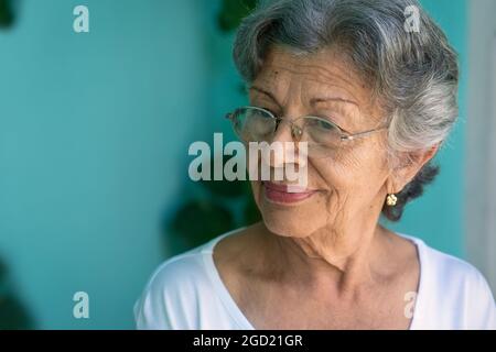 Foto einer alten Frau mit Brille. Ihre Haut ist zerknittert und ihre Haare sind grau Stockfoto
