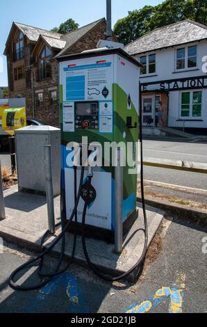 Looe, Cornwall, England, Großbritannien. 2021. Elektroauto-Ladegerät in einem öffentlichen Parkplatz einsatzbereit. Stockfoto
