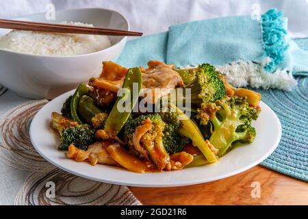 Chinesisches Huhn im Hunan-Stil mit gemischtem sautiertem Gemüse und weißem Reis Stockfoto