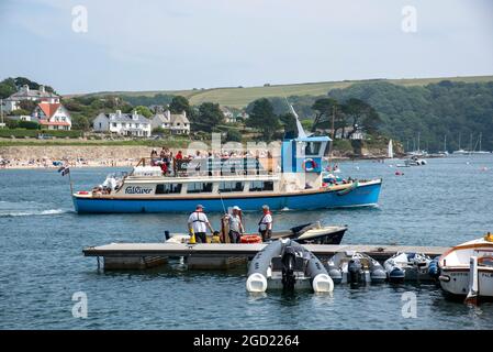 St Mawes, Cornwall, England, Großbritannien. 2021. Eine Passagierfähre, die den Hafen von St. Mawes mit Passagieren nach Falmouth ablegt. Stockfoto