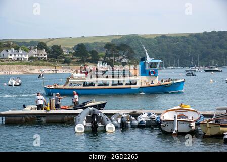 St Mawes, Cornwall, England, Großbritannien. 2021. Eine Passagierfähre, die den Hafen von St. Mawes mit Passagieren nach Falmouth ablegt. Stockfoto