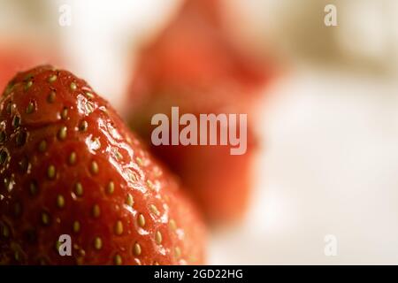 Eine Nahaufnahme in satter Farbe von Erdbeeren und Eis. Stockfoto